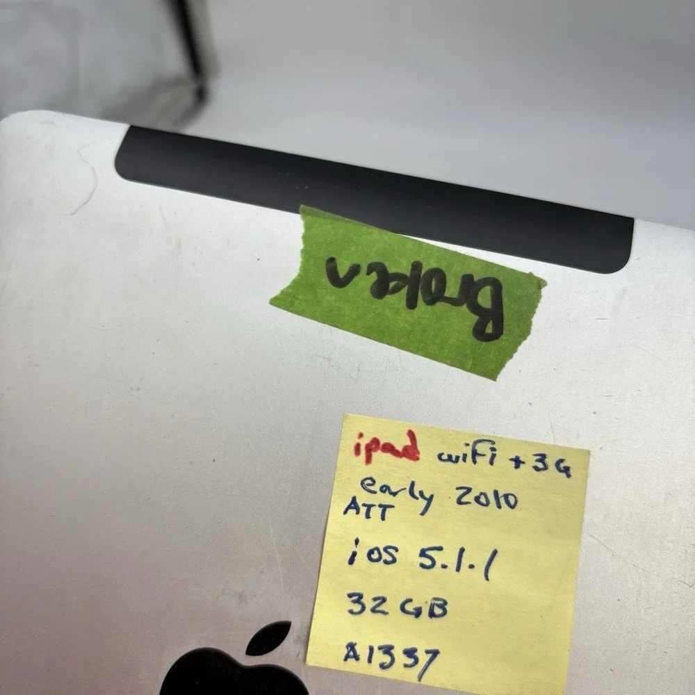 iPad 32GB A1337 Broken Doesn't Turn On Silver Parts Or Repair Bundle